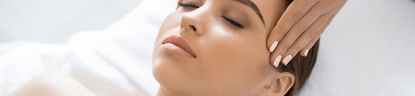 Aplicación de tratamiento facial a una mujer