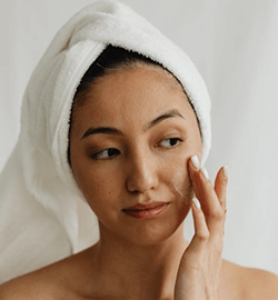 Mujer aplicandose crema facial