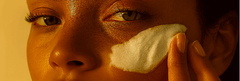 Productos para particulares Chica aplicandose crema facial