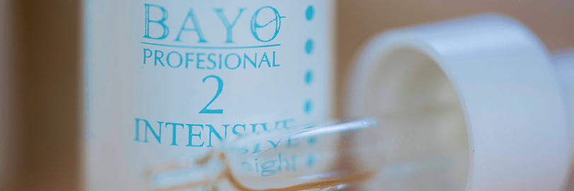 Bote de producto cosmético abierto