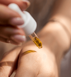 Aplicación de serum en una mano